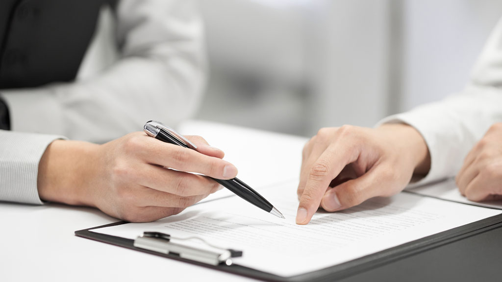 Documents d'assurance automobile posés sur console centrale véhicule sportif